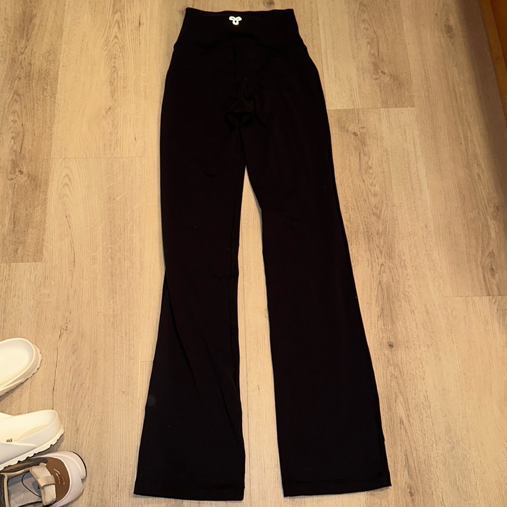 Aritzia TNA bootcut leggings size XS regular length
